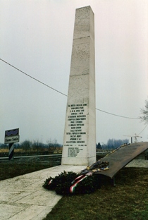 Obelisco e targa sul fiume Senio a ricordo della battaglia avvenuta durante l'inverno, 1944-1945