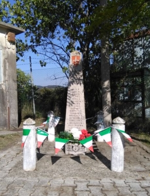 Obelisco sul ponte della SS 14 Monfalcone-Trieste in memoria dei 16 rastrellatori civili e dell'autiere inglese Alfred Harman ivi deceduti
