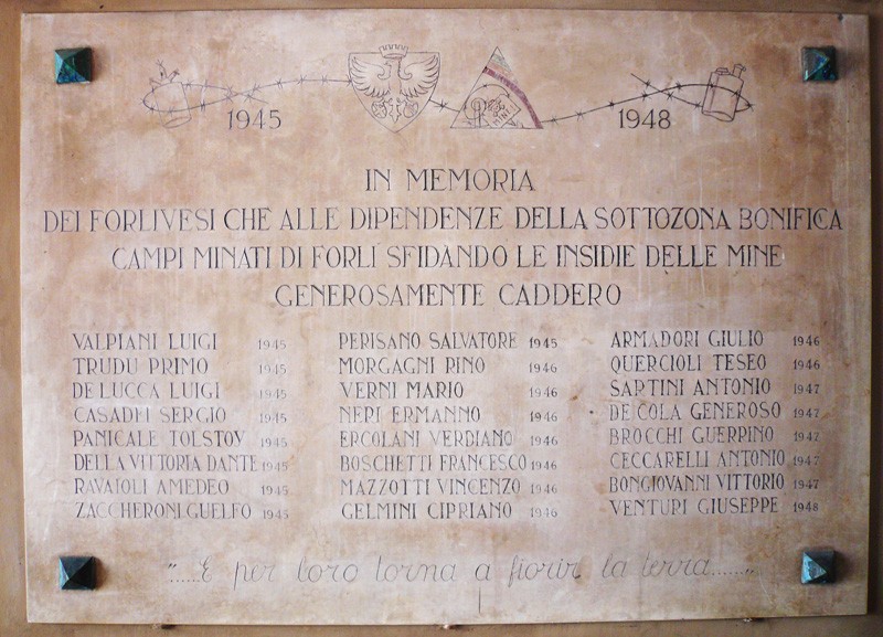 Forlì - Palazzo municipale, Targa in memoria dei rastrellatori B.C.M. forlivesi caduti durante la bonifica dei campi minati della sottozona di Forlì