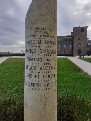 Colonna nei giardini dedicati alle 'vittime e ai profughi istriani, fiumani e dalmati' - Porta S.Giorgio, Mantova